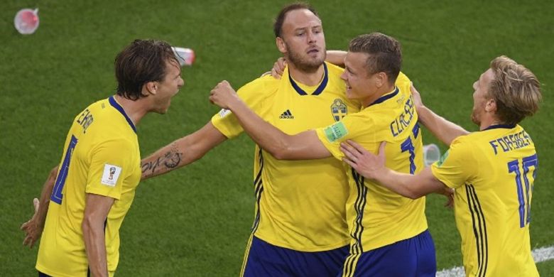 Para pemain Swedia merayakan gol Andreas Granqvist ke gawang Meksiko pada pertandingan Grup F Piala Dunia 2018 di Yekaterinburg, 27 Juni 2018. 