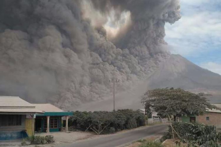 Gunung Sinabung di Kabupaten Karo, Sumatera Utara, melontarkan abu setinggi 4,2 kilometer dan meluncurkan awan panas sejauh 4,5 kilometer ke arah tenggara dan timur, Rabu (2/8/2017) sekitar pukul 10.00 WIB.