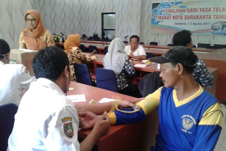 Tim dokter dari Dinas Kesehatan Kota Solo melakukan pemeriksaan kesehatan terhadap abang becak di ruang rapat Dinas Perhubungan Kota Solo, Jawa Tengah, Rabu (1/11/2017).