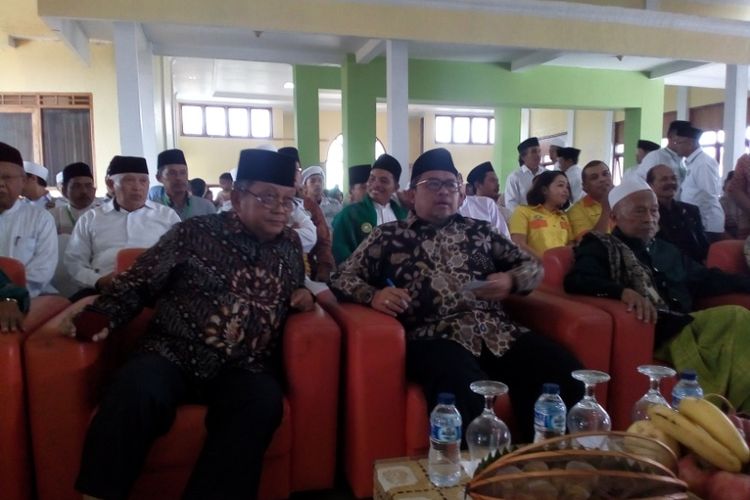 Gubernur Jawa Barat Ahmad Heryawan (kanan) saat membuka Rakerwil Laskar Aswaja, Sabtu (21/4/2018) di Garut