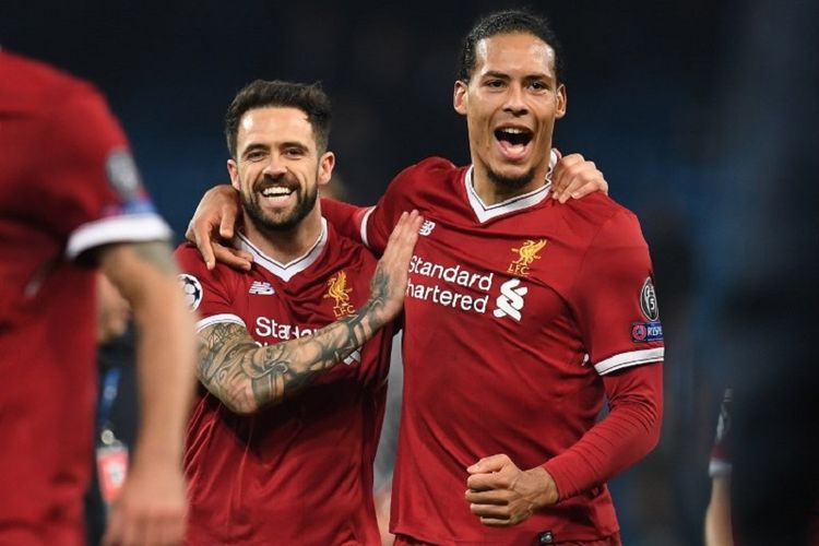Danny Ings dan Virgil van Dijk merayakan keberhasilan Liverpool menyisihkan Manchester City pada perempat final Liga Champions di Stadion Etihad, Selasa (10/4/2018). 