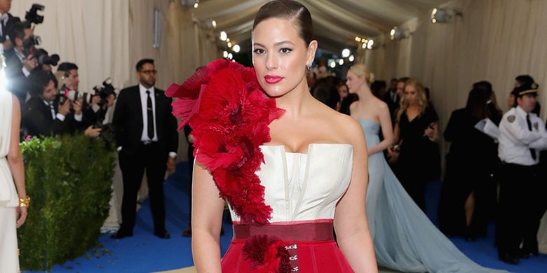 Model berbadan plus Ashley Graham menghadiri Met Gala 2017 mengenakan gaun buatan H&M