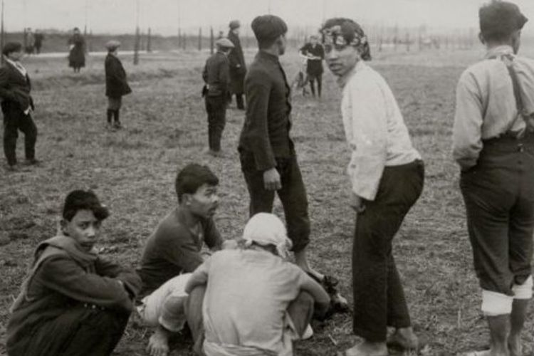 Orang Jawa bermain sepak bola dengan kaki telanjang di sekitar Vliegenbosch yang baru dibuka di Amsterdam, Belanda 1917. 