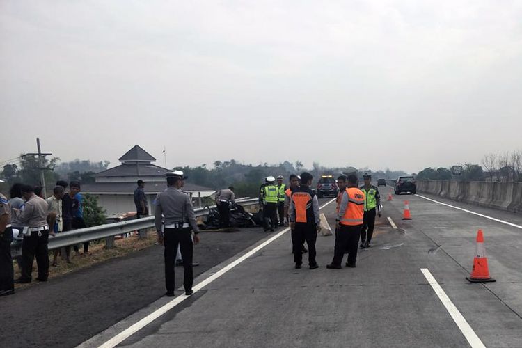 Petugas kepolisian tengah melakukan proses evakuasi dilanjutkan dengan olah TKP di lokasi kejadian, Selasa (6/11/2018).