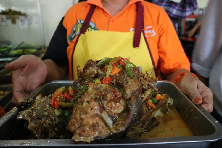 Warung makan Kepala Manyung Selera bu Fat yang tersohor di Semarang, Kamis, (19/7/2018).