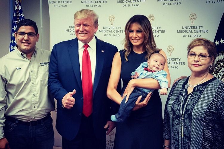 Foto yang diunggah ibu negara AS, Melania, ke Twitter, pada Kamis (8/8/2019), menunjukkan Presiden AS Donald Trump (dua dari kiri) bersama Melania, bayi korban penembakan massal Texas, dan paman serta bibi bayi itu.