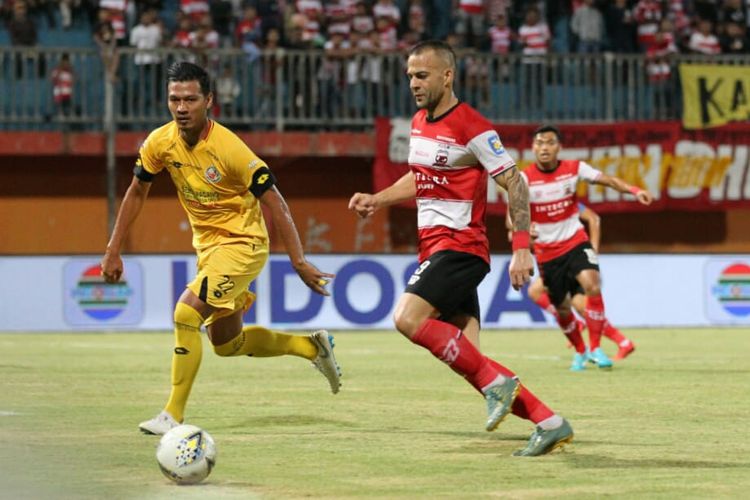 Penyerang Madura United, Aleksandar Rakic, membawa bola dalam pertandingan Liga 1 melawan Semen Padang, Rabu (28/8/2019). 