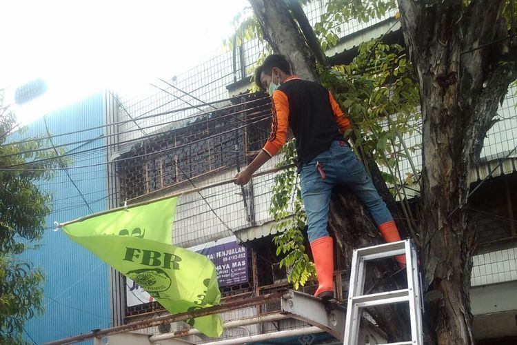 Penertiban belasan bendera organisasi masyarakat Forum Betawi Rempug (ormas FBR) yang dipasang di sepanjang jalan Tubagus Angke dan jalan Latumenten, Senin (24/7/2017).
