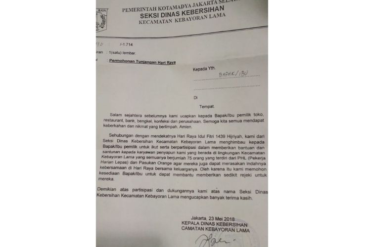 Surat palsu yang dibuat dan diedarkan Nazaruddin untuk meminta tunjangan hari raya (THR) kepada warga di Kebayoran Lama, Jakarta Selatan, Rabu (6/6/2018).