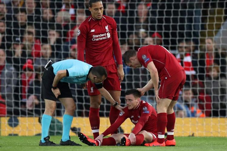 Bek sayap Liverpool, Andy Robertson, mengalami cedera saat bertanding melawan Barcelona di ajang Liga Champions, Rabu (8/5/2019) dini hari WIB
