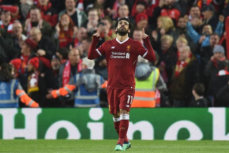Gaya selebrasi penyerang Liverpool, Mohamed Salah, seusai mencetak gol ke gawang AS Roma pada semifinal Liga Champions, Selasa (24/4/2018). 