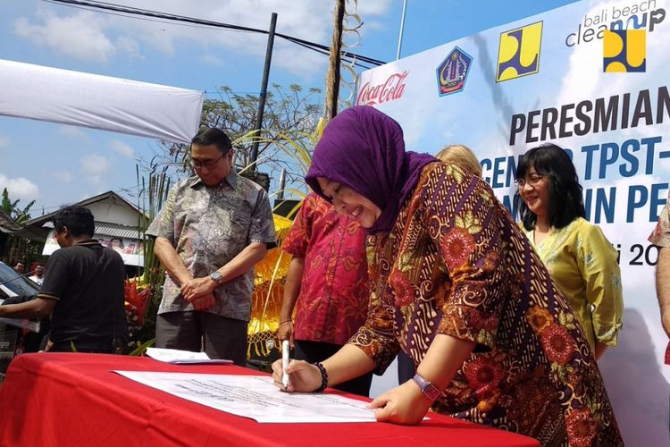 Sekretaris Jenderal Kementerian PUPR Anita Firmanti saat peresmian Tempat Pengolahan Sampah Terpadu (TPST) 3R (Reduce, Reuse, Recycle) di Seminyak, Kabupaten Badung, Sabtu (28/7/2018).