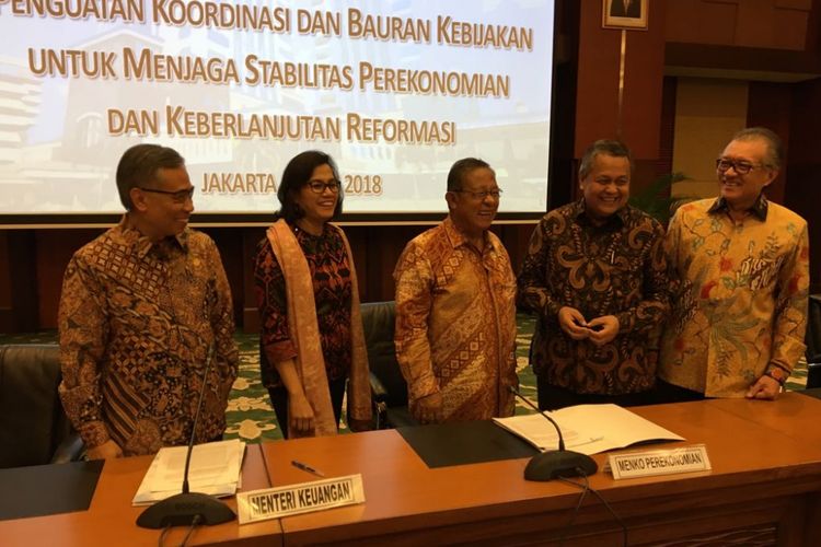 Sejumlah pimpinan instansi terkait perekonomian dan keuangan bercengkerama sebelum konferensi pers tentang penguatan koordinasi dan bauran kebijakan untuk stabilitas perekonomian, Senin (28/5/2018). Mereka adalah (dari kiri ke kanan) Ketua Dewan Komisioner OJK Wimboh Santoso, Menteri Keuangan Sri Mulyani Indrawati, Menteri Koordinator Bidang Perekonomian Darmin Nasution, Gubernur Bank Indonesia Perry Warjiyo, dan Ketua Dewan Komisioner LPS Halim Alamsyah.