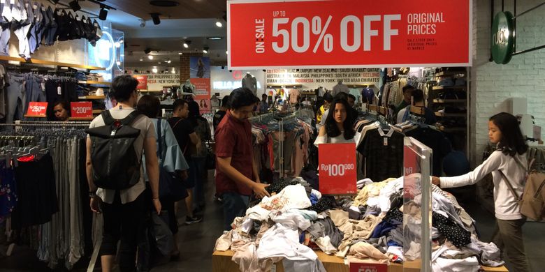 Suasana gelaran Jakarta Great Sale 2017, Minggu (18/6/2017) malam. Ajang JGS dimanfaatkan para pembeli yang hendak membeli barang dengan diskon hingga 70 persen.