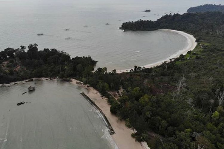 Pesona pemandangan Kabuaten Lingga, Kepulauan Riau. Lingga memiliki 604 pulau besar dan kecil, sebanyak 98 pulau sudah berpenghuni dan selebihnya masih kosong. Jarak tempuh ke Singapura dan Malaysia dengan menggunakan kapal laut hanya butuh waktu 3,5 sampai dengan 4 jam.