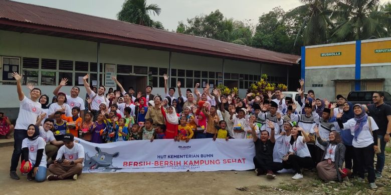 PT Telkom Indonesia (Persero) Tbk (Telkom) dan PT (Persero) Kawasan Industri Medan menggelar Padat Karya Tunai dan Sosial Milenial melalui kegiatan Bersih-Bersih Kampung Sehat di Desa Sungai Rengas, Kecamatan Kakap, Kabupaten Kubu Raya, Provinsi Kalimantan Barat (10/4/2019).