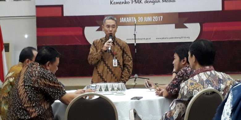 Sekretaris Kementerian Koordinator bidang Pembangunan Manusia dan Kebudayaan (Seskemenko PMK) Satya  Sananugraha di acara buka puasa bersama wartawan di kantor Menko PMK, Jakarta. Selasa (20/6/2017)