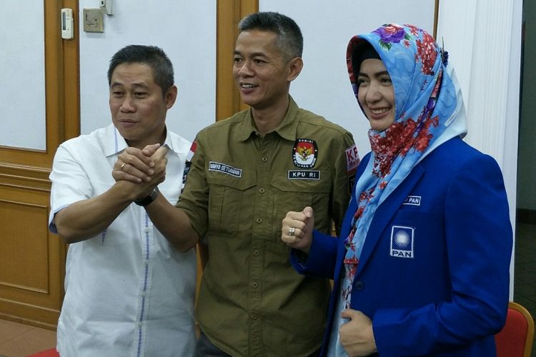 Bendahara Umum PAN Nasrullah (paling kiri), Komisioner KPU Wahyu Setiawan, dan Wakil Bendahara Umum Wa Ode Nur Zainabdi Kantor KPU, Jakarta, Senin (29/1/2018)