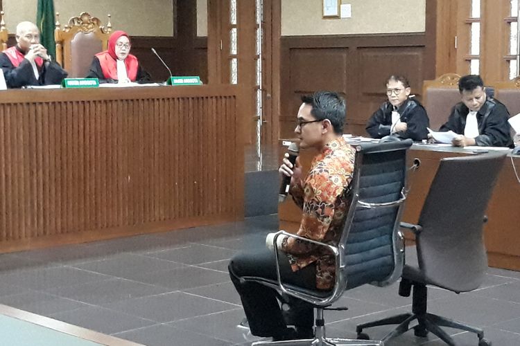 Gubernur Jambi Zumi Zola duduk di kursi terdakwa di Pengadilan Tipikor Jakarta, Senin (29/10/2018).