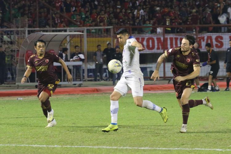 Aksi Esteban Vizcarra pada pertandingan PSM vs Persib yang berlangsung di Stadion Andi Mattalatta, Mattoangin, Makassar.

