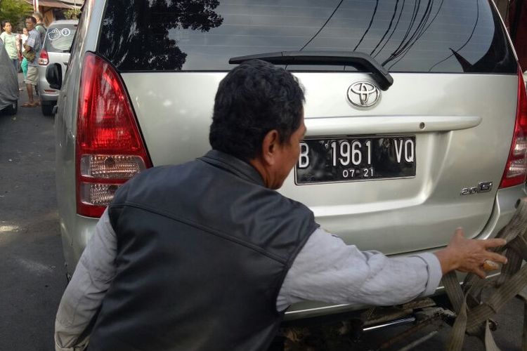 Seorang PNS dari Kementerian Perhubungan marah-marah karena mobil yang dikendarainya diderek petugas Suku Dinas Perhubungan Jakarta Pusat. Mobil tersebut diderek karena parkir liar di atas trotoar di daerah Kwitang, Jakarta Pusat, Selasa (29/8/2017)