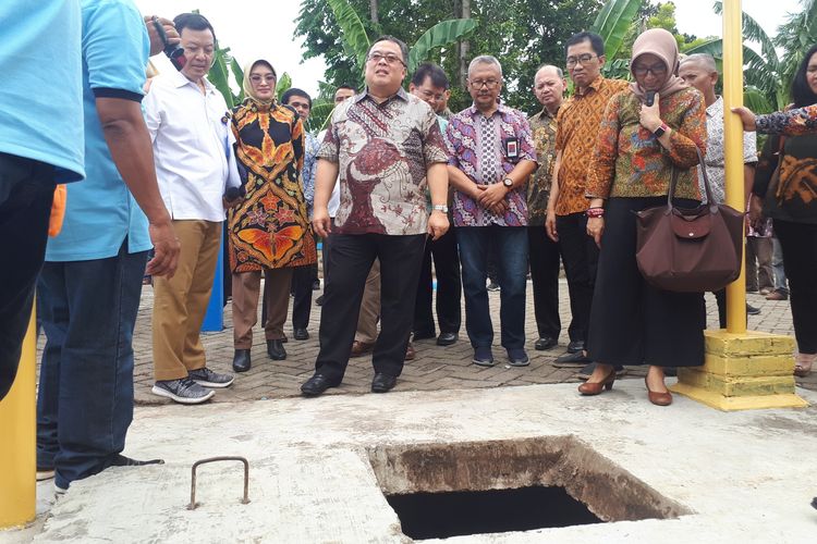 Kepala Bappenas Bambang Brodjonegoro mengecek  sanitasi IPAL Komunal di Kabupaten Probolinggo, Sabtu (16/3/2019). 