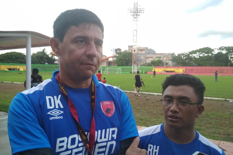 Pelatih PSM Makassar Darije Kalezic saat diwawancara di Stadion Mattoanging, Makassar, Sulawesi Selatan. 