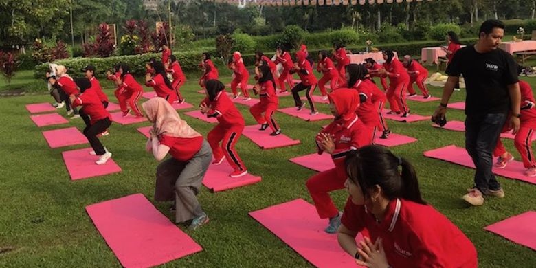 Peserta mengikuti gerakan olahraga di acara Nestle Amazing Morning di kompleks Candi Borobudur, Selasa (24/4/2019).