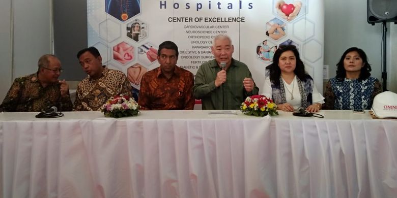 Komisaris independen PT Sarana Meditama Metropolitan Tbk, Drs Herbudianto, dan Presiden Direktur OMNI Hospitals, S. Shrikanth, pada jumpa pers penutupan atap (toping off) rumah sakit tersebut di Pekayon, Senin (14/5/2018), siang. 