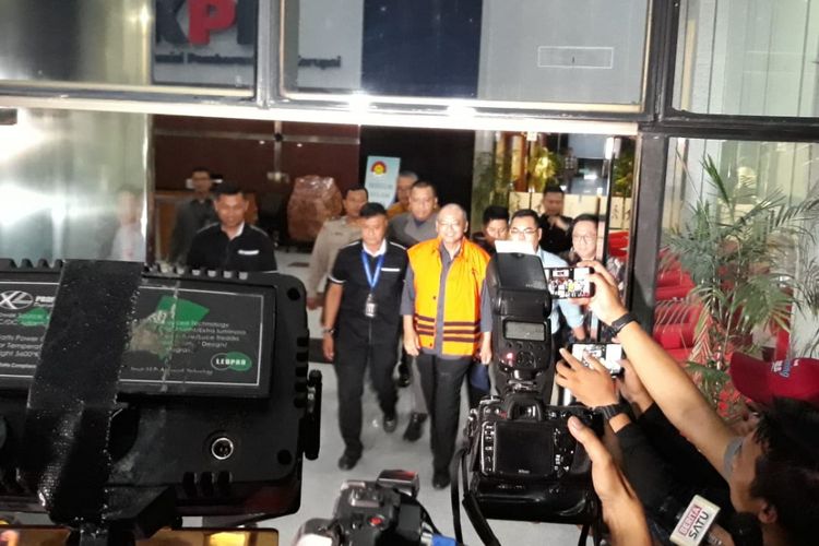 Bupati Malang Rendra Kresna mengenakan rompi tahanan oranye seusai diperiksa sebagai tersangka di Gedung KPK Jakarta, Senin (15/10/2018).