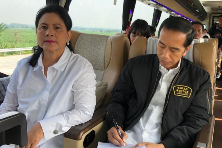 Presiden Joko Widodo dan Ibu Negara Iriana saat menumpang Bus Damri. Jokowi dan rombongan menjajal jalur tol Trans Jawa dari Surabaya hingga Semarang, Rabu (20/12/2018).
