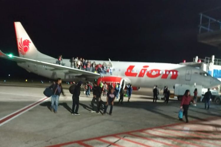 Penumpang Lion Air keluar dari dalam pesawat melalui pintu darurat, Senin (28/5/2018) malam. Kejadian berawal ketika seorang penumpang berinisial F, asal Wamena Papua bercanda terkait adanya bom.

