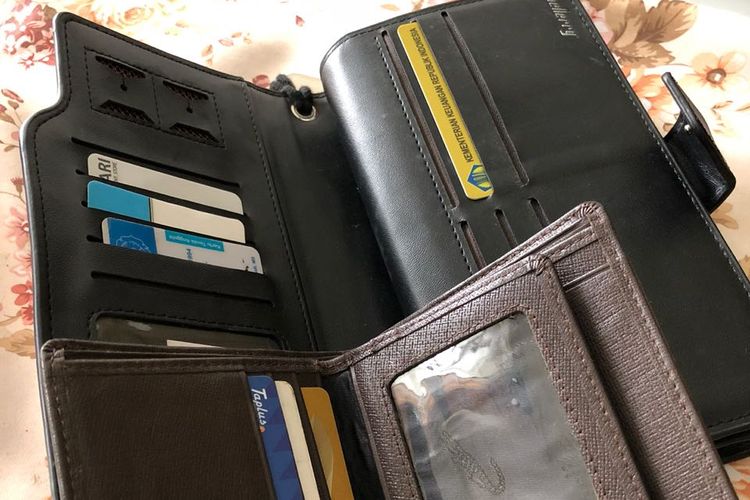 Dua buah dompet yang dibawa Jedy, dompet hitam (atas) adalah dompet yang ia letakkan dalam koper di kabin pesawat.