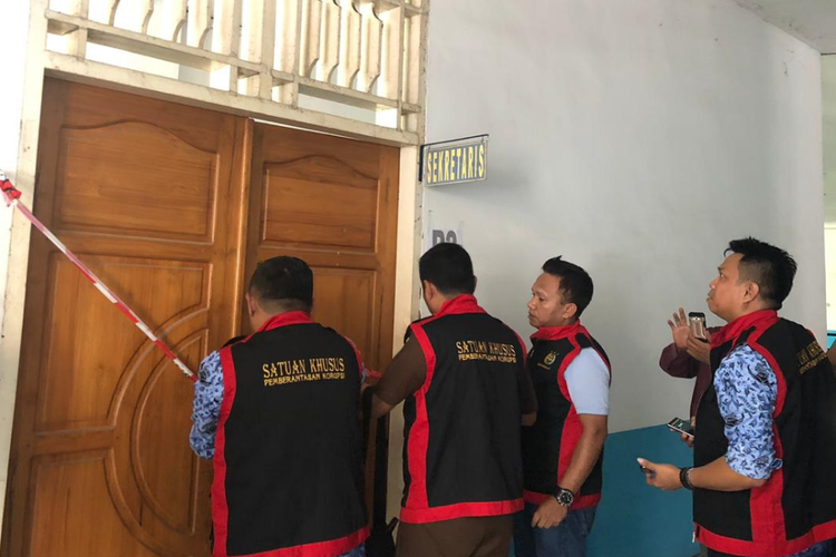Tim dari satuan khusus pemberantasan korupsi Kejari Kendari menyegel ruangan sekretaris dinas dikbud Sultra pasca OTT(KOMPAS.COM/KIKI ANDI PATI)