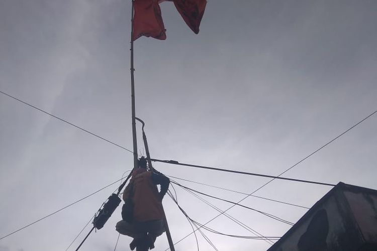 Petugas memanjat tiang telepon untuk mencopot alat peraga kampanye (APK) yang dipasang di ujung tiang tersebut di Kota Semarang, Selasa (16/4/2019)