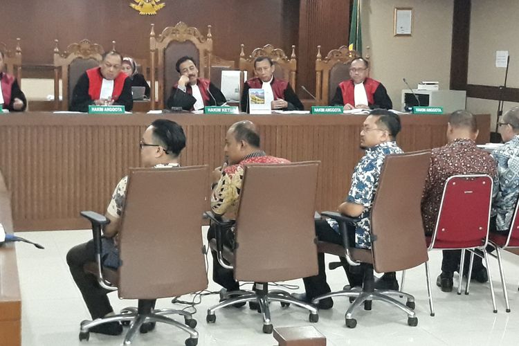 Tiga auditor BPK, Roy Steven, Kurnia Setiwan dan Imam Sutaya bersaksi di Pengadilan Tipikor Jakarta, Kamis (1/3/2018).