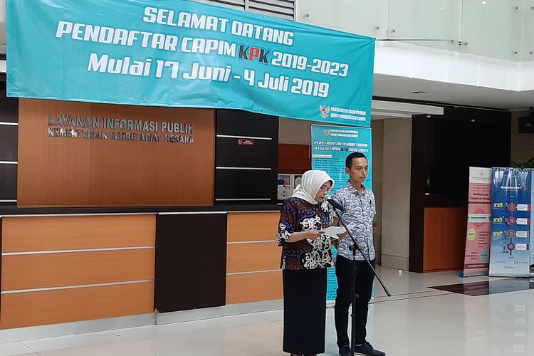 Konferensi pers Panitia Seleksi Calon Pimpinan KPK oleh anggota pansel Diani Sadia Wati dan Al Araf di Gedung A Kemensetneg Jakarta, Selasa (11/6/2019).
