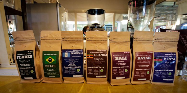 Jajaran biji kopi dari berbagai daerah di Indonesia yang bisa dibawa pulang