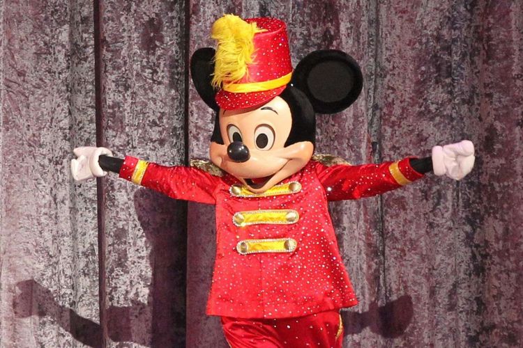Penampilan karakter Mickey Mouse saat acara Disney On Ice Celebrated Everyones Story di ICE BSD Serpong, Banten, Rabu (18/04/2018). Pertunjukan ice skating dari sejumlah karakter Disney seperti, Mickey Mouse, Minnie Mouse, Goofy, Donald Duck, Frozen dan lain-lain akan berlangsung dari 8 hingga 22 April 2018.