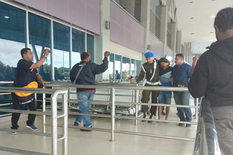 Pratu DAT, tersangka penjual amunisi ke KKB di Kabupaten Mimika, Papua, tiba di Bandara Sentani Jayapura setelah pada 4 Agustus 2019 tertangkap di Sorong, Papua Barat (6/08/2019)