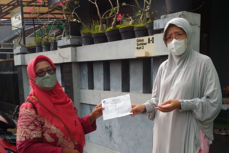 Dyah Retno A (51) (kiri), kader kesehatan di wilayah Puskesmas Sibela, Mojosongo, Solo. memantau kesehatan warga, Rabu (9/3/2022).