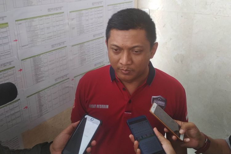 Kasat Reskrim Polrestabes Makassar AKBP Indratmoko saat diwawancara di Mapolrestabes Makassar.