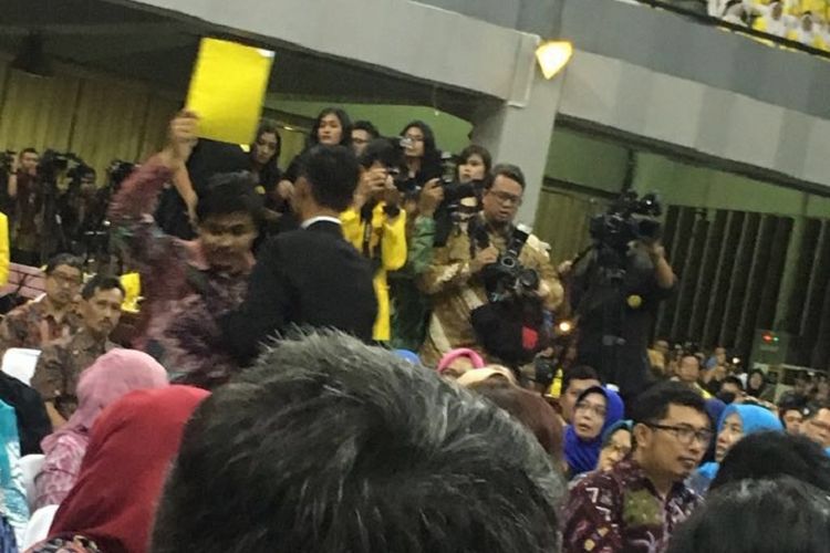 Mahasiswa UI memberikan simbol kartu kuning untuk Presiden Joko Widodo saat menghadiri Dies Natalies ke-68 UI, Jumat (2/2/2018).