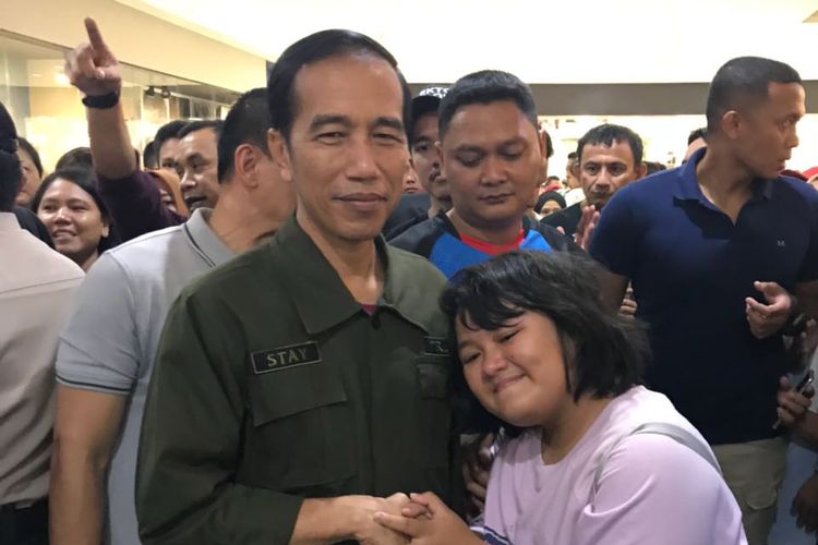 Presiden Joko Widodo, Sabtu (10/3/2018) malam, saat jalan-jalan di Cibinong Mal City, Bogor, Jawa Barat.