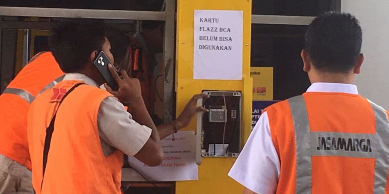 Kendala mesin reader jadi penyebab kepadatan antrean kendaraan di Gerbang Tol. 