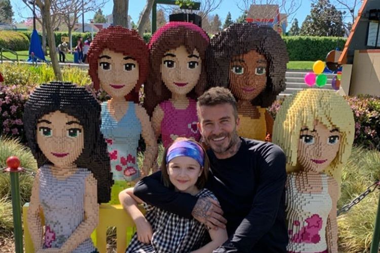 David Beckham dan putri bungsunya, Harper Seven Beckham jalan-jalan ke taman permainan Legoland California.