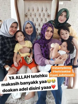 Adelia Pasha mengunggah foto anak-anaknya bersama kerabatnya.