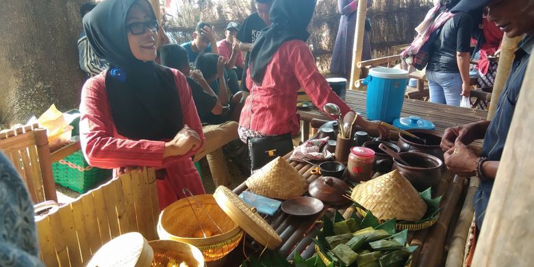 Pedagang Pasar Digital Telaga Jonge di Semanu, Gunungkidul, DI Yogyakarta menjajakan makanan tradisional, Jumat (26/10/2018). 