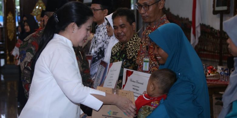 Selain bantuan sektor pendidikan, Menko PMK juga memberikan bantuan Program Makanan Tambahan (PMT) kepada ibu hamil dan balita di Pendopo Bupati Sukoharjo, Sukoharjo, Jumat (9/11/2018).