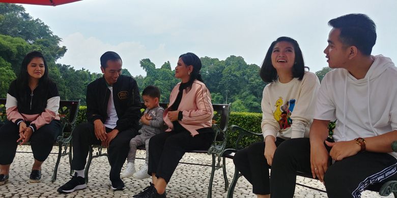 Presiden Joko Widodo dan keluarga, Sabtu (8/11/2018) pagi menggelar bincang-bincang dengan wartawan di Cafe Green Garden, Kebun Raya Bogor. 